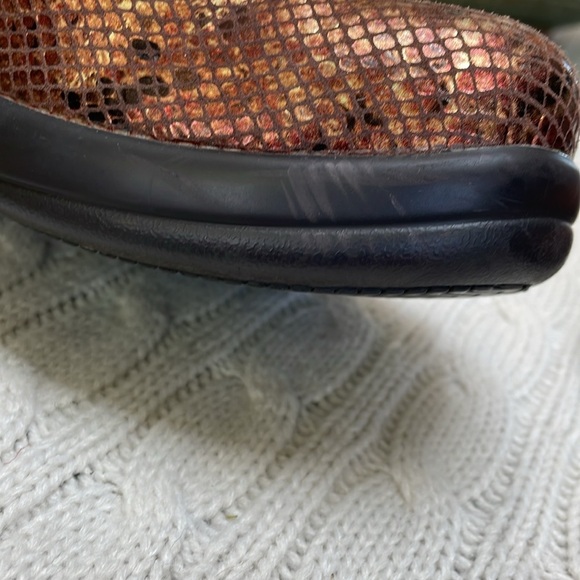 Women’s Alegria Sz 37 Bronze/Copper Snake Print Clogs. Slip resistant. Leather - Picture 11 of 11